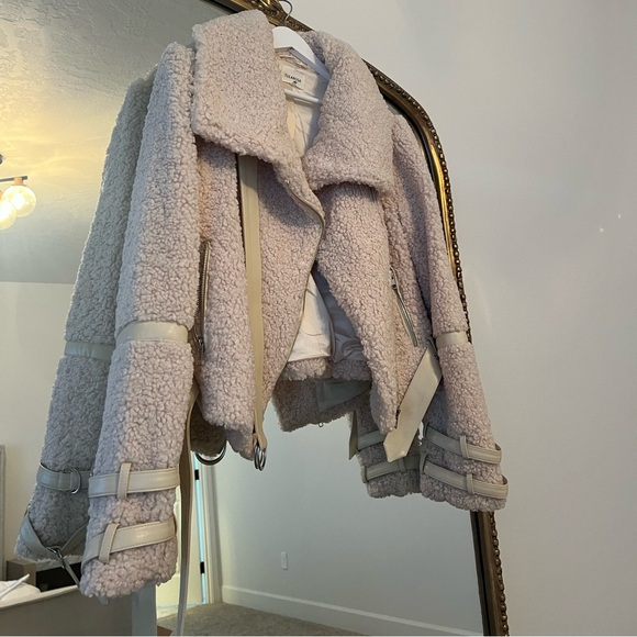 BRAND NEW with tags Bailey Moto Jacket in Tan Sand
Tularosa - Picture 6 of 7